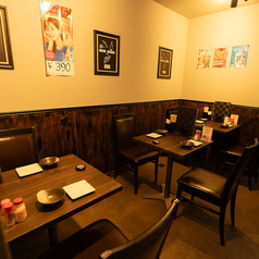 【テーブル席】奥には2名掛けのテーブルを３つご用意♪最大6名でご案内できます！ゆったりと居心地の良い空間をお楽しみください。