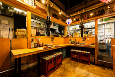 カウンター席もございます。お一人様からお食事まで、ご利用シーンに合わせたお料理をご提供致します！お気軽にお楽しみいただけるよう、落ち着きのある空間を取り揃えております。お仕事帰りにふらっとお立ち寄りいただけます。お気軽にふらっと立ち寄れるお店となっております。