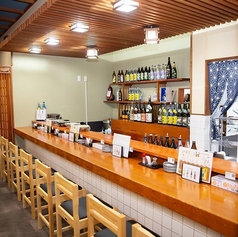 【カウンター席 1×8】お一人様でのご利用など、気軽にお食事を楽しみたい方にぴったりのカウンター席となっております。温かみのある雰囲気の中で、リラックスしながらお過ごしいただけます。