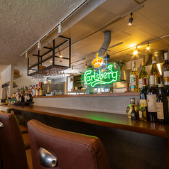 【22時以降はBarに！大人の特等席】店内の奥に佇む雰囲気抜群のカウンター席。目の前にはオーナー厳選のウイスキーやリキュールがズラリと並びます。22時以降はBarとして営業しており、お酒に合うアラカルトメニューも充実。お食事後の二軒目利用や、お一人様でゆっくり飲みたい夜にも最適な大人の空間です。