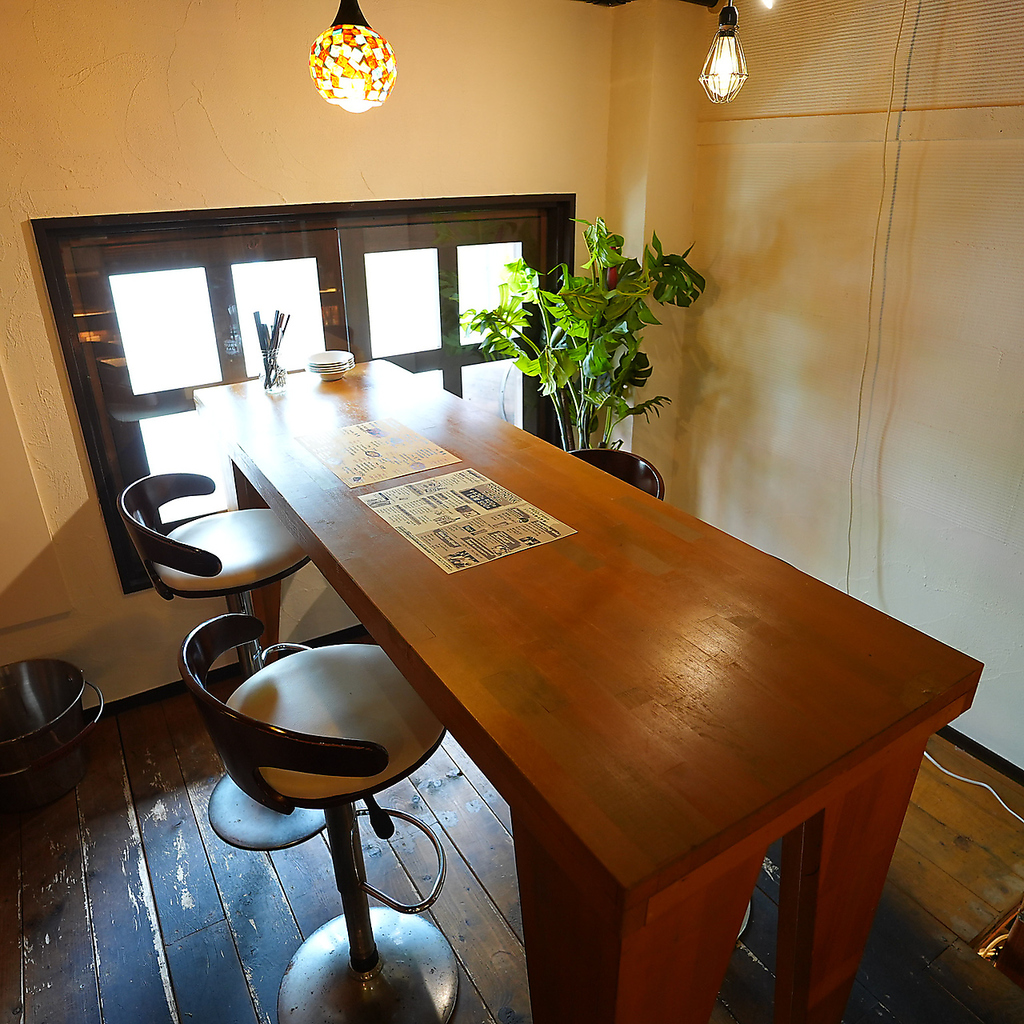 店内は活気溢れるバル！ゴルゴン9で気軽にスパークリングワインやハイボールをどうぞっ★