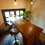 店内は活気溢れるバル！ゴルゴン9で気軽にスパークリングワインやハイボールをどうぞっ★