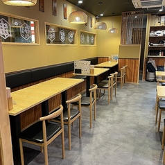 くつろげるソファー席をご用意しております♪友人との集まりやデートでのご利用にもおすすめです！ゆったりとした空間で、気兼ねなく会話を楽しみながら、美味しい料理を味わうことができます。