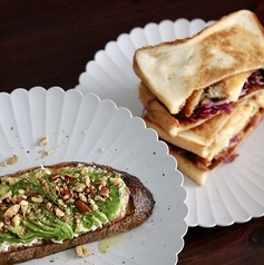 アボカドのオープンサンド&グラコロサンド