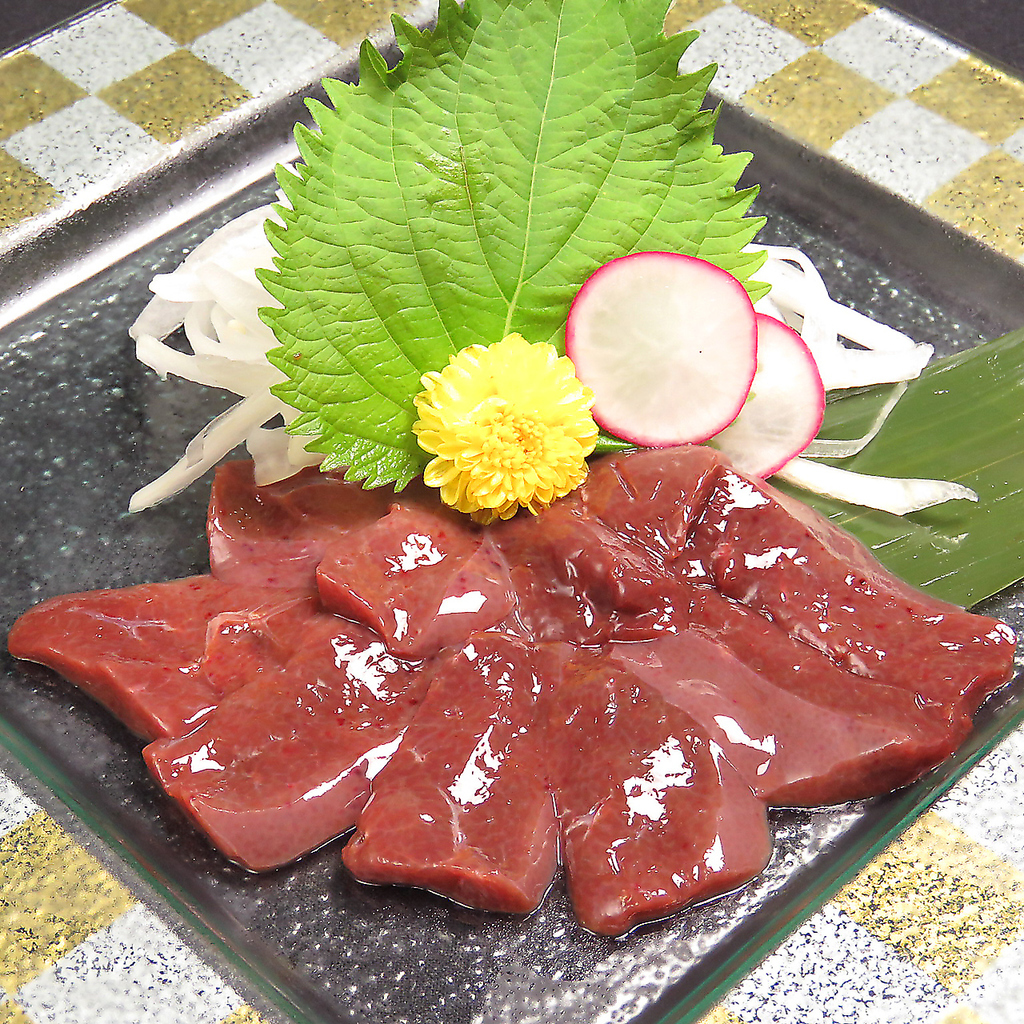 希少部位である馬レバー刺しがございます。口の中でとろけるような食感がくせになる。