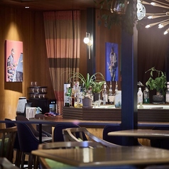 ペンダントライトの柔らかな光が、料理と会話をより一層引き立てる演出に。大切な人との距離を自然と近づけてくれる設計が魅力です。