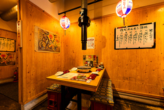 ジュージューと焼ける音、立ちのぼる香ばしい煙、スタッフの元気な声！活気に満ちた店内は、まる助らしさ全開！仕事帰りのサク飲みから宴会まで、気づけばみんな笑顔に。うまい肉と酒を囲んで“甲府の夜”をお楽しみください◎