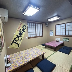 【座敷席 5×2】ご家族でのお食事に嬉しいお座敷席をご用意しております。靴を脱いでお食事ができますので、リラックスしてお過ごしいただけます。ぜひゆったりとお食事をお楽しみください。