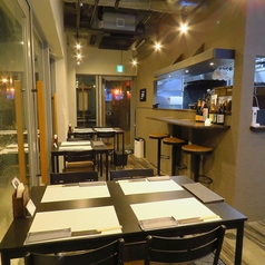 カップルやご夫婦でのご利用にちょうど良い2名様用テーブル席。向かい合って座り、一つの鍋をつつき合うスタイルは二人の距離を自然と縮めてくれます。