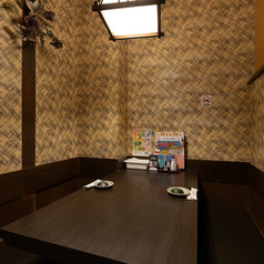 【掘りごたつ個室】足を伸ばしてゆったり寛げる掘りごたつ席。長時間の宴会でも快適に過ごせるのが嬉しいポイントです。
