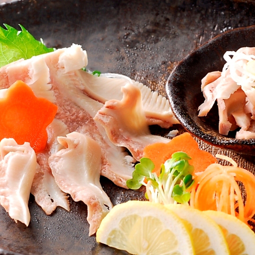 この食感はまるでアワビ？！豚の胃袋をボイル、冷製にしてスライスしたまんまの名物料理　豚アワビ刺