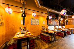 活気あふれる店内は、まるで祭りのようなにぎやかさ！焼き台の前では香ばしい煙と笑い声が立ち上り、仕事帰りの一杯にも仲間との飲み会にもぴったり。テーブル席でわいわい盛り上がり、思わず時間を忘れてしまう、アットホームで活気ある空間です♪