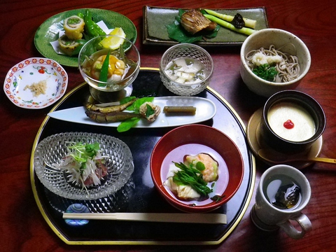 旬の食材を使った和食にこだわり。季節の美味をたっぷりとコースでご堪能ください。