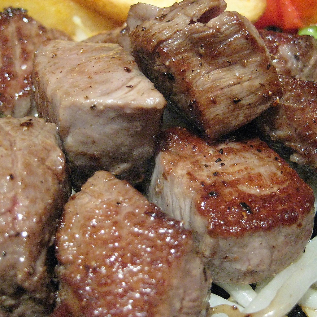 希少部位。弾力のある食感と噛めば噛むほど旨味が広がる　豚ほほ肉の炭火焼