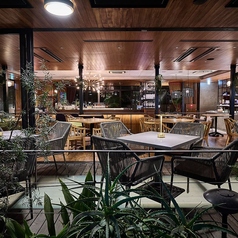 季節のうつろいを感じながら、開放感あふれる中で食事を堪能。昼は光に包まれ、夜は幻想的な灯りがロマンティックな雰囲気を添えます。