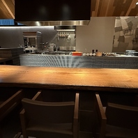 カウンター席前に大きな天蓋フードを構えた炉端スタイル