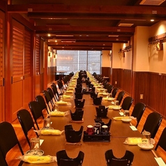 【半個室／テーブル席：2～8名様】最大52名様まで！テーブル＆ローチェアの大宴会席。2～8名様のテーブル席がズラリと並んだお部屋。ロールカーテンを上げると最大52名様までの大宴会場としてご利用いただけます。また、2階フロア内の宴会場をすべて使用して最大120名様までご案内が可能です。