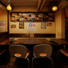 《少人数様向けテーブル席》【2名様から4名様】広々としたテーブル席でお食事をお楽しみください。デートや接待、普段使いの飲み会や女子会など様々なシーンにご利用いただけます。