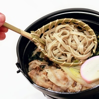 伊豆では珍しい「平打ち麺のとうじそば」が楽しめる