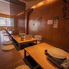 10人掛けテーブルは大人数で利用が可能ですので、会社の部署の歓送迎会や決起会などにも最適です。おいしい料理とお酒を囲みながら盛り上がること必至です。