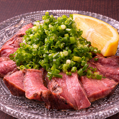 ≪炭火焼き上タンタタキ≫オーダーが入ってからキッチン内で炭火焼きの写真