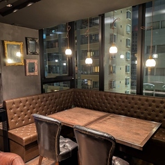 落ち着いて雰囲気が特徴の隠れ家ビストロ★4~5名様のソファー・テーブル席がございます★少人数の飲み会や女子会などにご利用いただけます♪