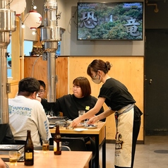 テレビモニターが設置されたテーブル席。ご友人との女子会やグループでのお食事に、にぎやかで楽しい雰囲気をお楽しみ頂けます♪全席喫煙可なのでリラックスしてお過ごし頂ける大衆酒場です◎どこか昔ながらの雰囲気を纏いながらも今のトレンドも組み合わせた雰囲気の空間で焼肉とホルモンを味わいお過ごし下さい☆