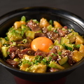料理メニュー写真 馬肉のアボカドユッケ丼