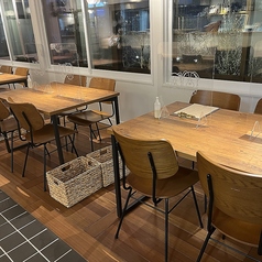 ４名様までご案内できるお席が４席ございます【わんちゃん同伴不可のお席】