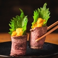 料理メニュー写真&nbsp;ウニとローストビーフの軍艦巻き