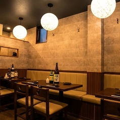 【少人数～大人数でもご利用可】仕切りのないゆったりとお使いいただけるテーブル席をご用意しております。少人数でのご利用はもちろん、大人数でもご利用いただけます。