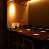 観葉植物やライトがお洒落な、テーブル席のご用意ございます！6人掛けのテーブル席ですので、様々なシーンでお使いくださいませ☆会社宴会やご友人とのお食事などにピッタリです◎ご予約お待ちしております！