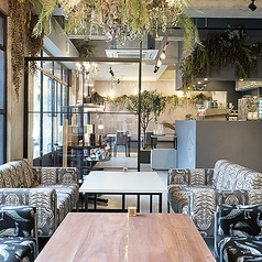 友安製作所Cafe&Dining博多の雰囲気1