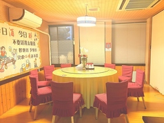 店内には4人掛けのテーブル席が6卓ございます。ご家族連れや少人数での宴会に最適です♪