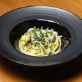 料理メニュー写真&nbsp;三陸で水揚げされた産卵期前の春牡蠣と新玉ねぎ、磯の風味　新物　生青のりのオイルソースパスタ