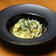三陸で水揚げされた産卵期前の春牡蠣と新玉ねぎ、磯の風味　新物　生青のりのオイルソースパスタ
