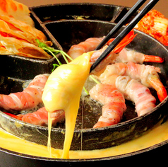 【韓国料理の新定番！？海老×豚肉×チーズ！エビギョプサルの写真