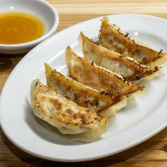 全国から厳選した貝の旨味を活かした「貝汁ぎょうざ」の写真