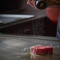 目の前で焼き上げる極上の鉄板焼きステーキ