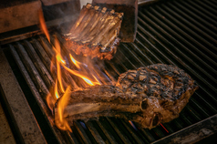 名物料理の塊肉ステーキ。溶岩石を使用した専用のグリルでじっくりと焼き上げます。