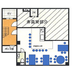 テーブルとカウンター席の配置図です。テーブル席のみだと四角いテーブルを5人掛けにして最大20席が確保できます。カウンターも含めての収容人数は 全席25席になります。店舗の貸切利用も可能ですのでお気軽にお問い合わせください。※貸し切りの際はテーブルレイアウトをご確認の上、ご予約ください。