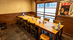 当店のテーブル席は、広々とした空間が魅力で、大人数での集まりに最適です。繋げれば長いテーブル席にもなり、大人数でもご利用いただけます。友人や家族との宴会や特別なイベントにもぴったりで、居心地の良い雰囲気の中で楽しいひとときを過ごせます。窓からの光が差し込み明るい空間で美味しい料理をお楽しみください。