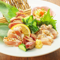 料理メニュー写真&nbsp;奈良・大和肉鶏 焼き霜造り盛合せ（もも・胸・ささみ＋鶏皮ポン酢＋肝いずれか）／５種の部位を食べ比べ