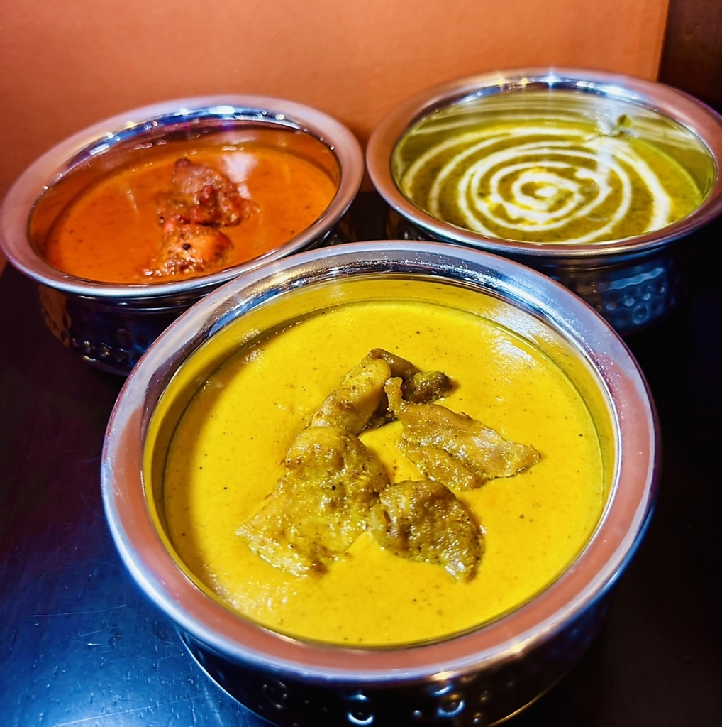 バターチキン、マトン、ダル、ポーク、エビ、ひき肉、シーフードなどカレーの圧倒的なラインナップ！