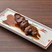 店の中心には焼き場を据え、周囲をL字カウンターが囲む構成。串を刺す、返す、焼き上げるという一連の仕事が客席から自然に見え、焼き鳥店ならではのライブ感を楽しめます。出来上がった串は長く置かず、そのまま客席へ。設備と席配置が、焼き立てを良い状態で味わう流れにつながっています。
