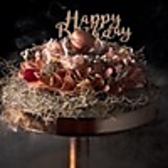 お誕生日や昇進祝いなど、特別な日のお祝いに最適なプランをご用意しております。お食事の最後には、感謝や祝福のメッセージを添えたサプライズプレートで、忘れられない感動を演出。大切な方との記念日を、当店の特別なサービスでお手伝いいたします。