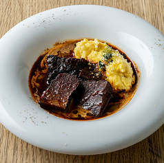 なにわ黒牛のすね肉の赤ワイン煮込みと季節のピュレ