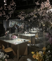 お花の装飾とお洒落な店内