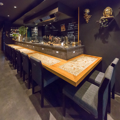 炎が上がる様子、炭の香り、そして熟練の職人技を目の前でご覧いただける特等席です。カウンター席は、お一人様での贅沢な食事や、デートでの会話を愉しむのに最適。シックな照明と落ち着いた内装の中で、上質な鶏料理とワインを心ゆくまでお楽しみください。