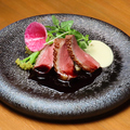 料理メニュー写真&nbsp;ハンガリー産鴨胸肉、蜂蜜とオレンジ風味赤ワインソースとゴルゴンゾーラエシャロットのクリーム